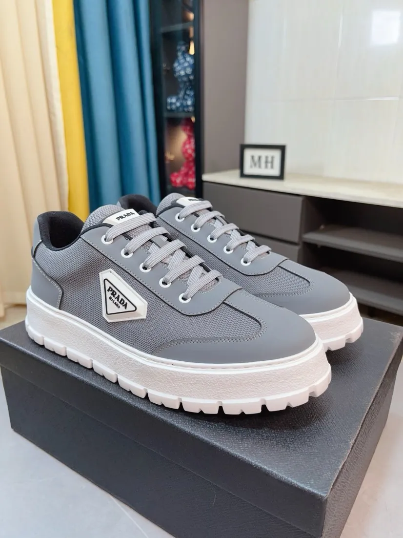 Men's shoes 💰440🌹🌹Prada 〈prada〉 luxury and fashionable high-end products ✊🔥The perfect last shape and top-notch handcrafting make this shoe immediately create a strong aristocratic atmosphere. Imported first-layer cowhide with brogue carving crafts💋Genuine leather lining🎶Rubber combination outsole specially imported from France for leather shoes😍Color: Mysterious Black☕️Size 38～44
